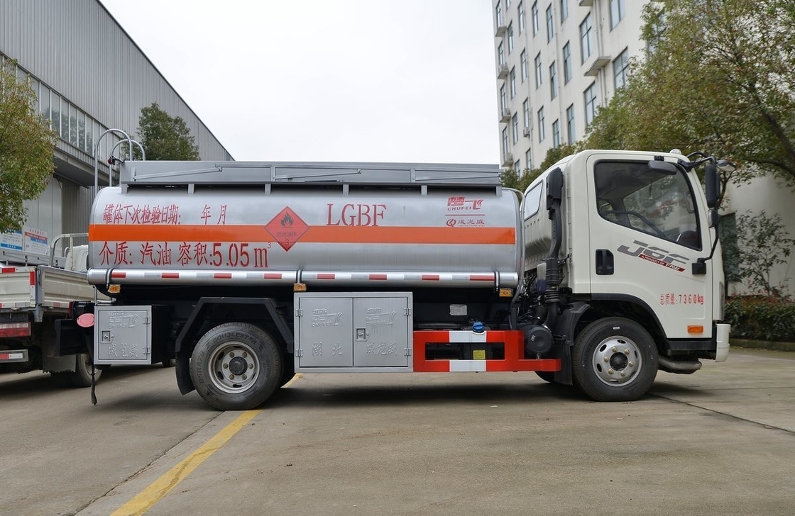 Pequeno navio-tanque de petróleo usado de 5 metros cúbicos 4*2 Jiefang Camião-tanque de combustível Duplo pneus traseiros