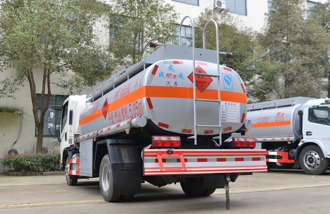 Pequeno navio-tanque de petróleo usado de 5 metros cúbicos 4*2 Jiefang Camião-tanque de combustível Duplo pneus traseiros