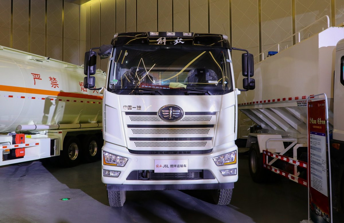 Caminhão de mistura de concreto FAW J6L Modelo 8*4 Modo de condução 8 Tanker cúbico 320hp 4 eixos