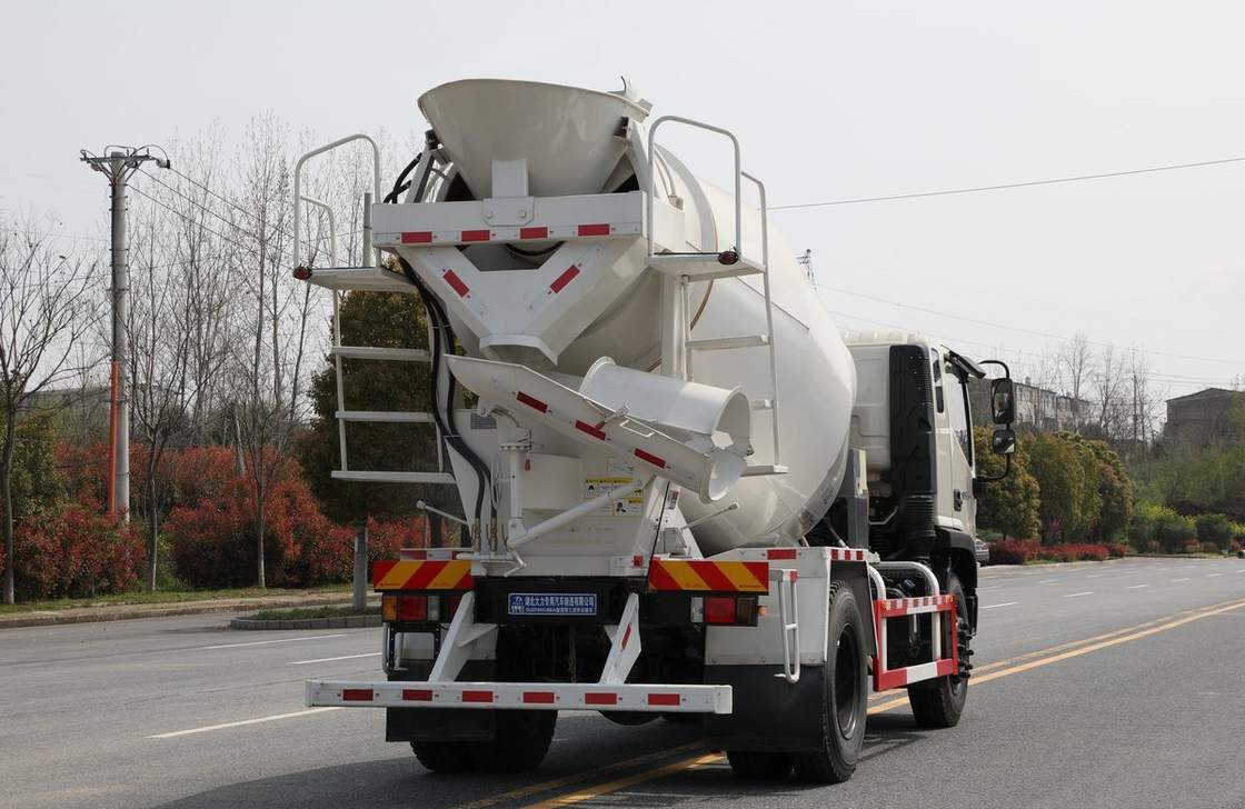 Mini caminhão de mistura de concreto Foton ES5 Cor Branca 4m3 Tanque de mistura 4*2 Modo de condução