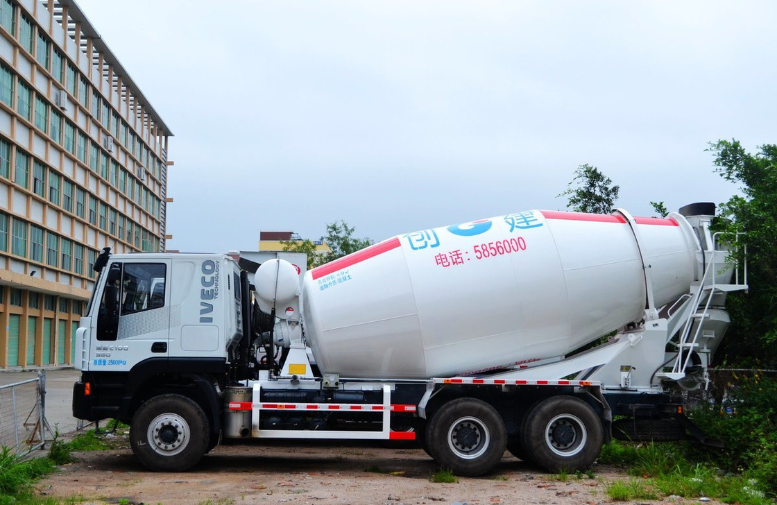 Hongyan 6*4 Iveco Pequeno caminhão de betão 5 cu 10 Pneus Direção esquerda Euro 4
