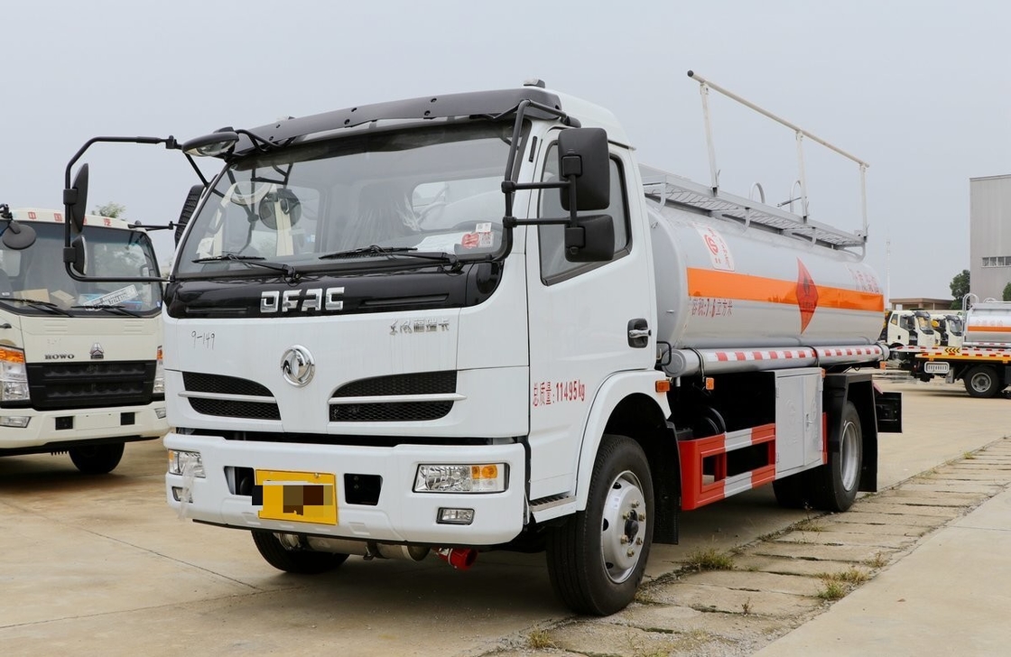 Pequeno navio petroleiro 7.6 cubic 4 * 2 modo de condução Dongfeng Novo caminhão de cabine única folha de moagem