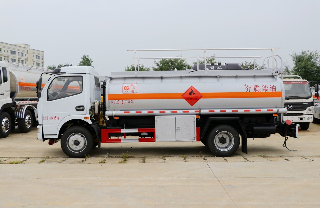 Pequeno navio petroleiro 7.6 cubic 4 * 2 modo de condução Dongfeng Novo caminhão de cabine única folha de moagem