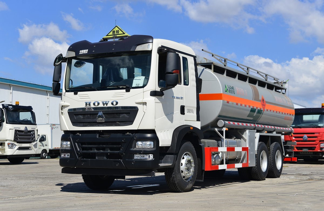 Howo Oil Truck 20 Cubic 10 Pneus Howo TX Modelo Tanker de combustível 6 * 4 teto plano 350hp