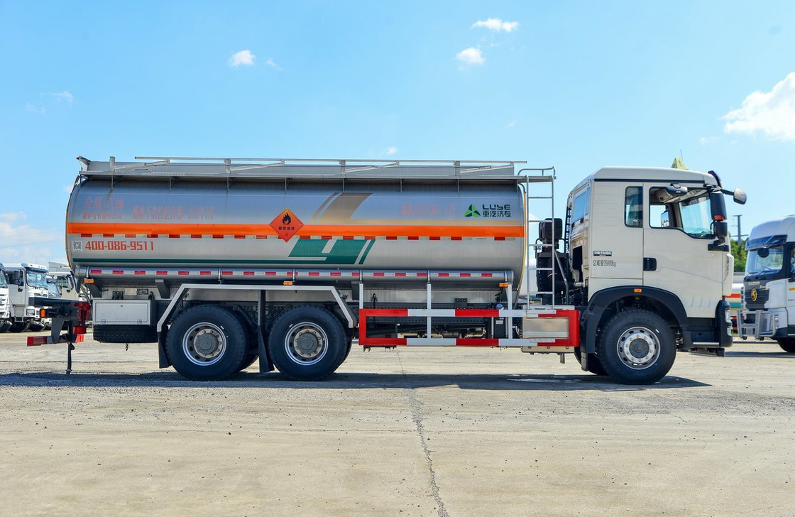 Howo Oil Truck 20 Cubic 10 Pneus Howo TX Modelo Tanker de combustível 6 * 4 teto plano 350hp