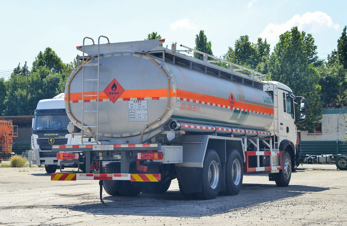 Howo Oil Truck 20 Cubic 10 Pneus Howo TX Modelo Tanker de combustível 6 * 4 teto plano 350hp