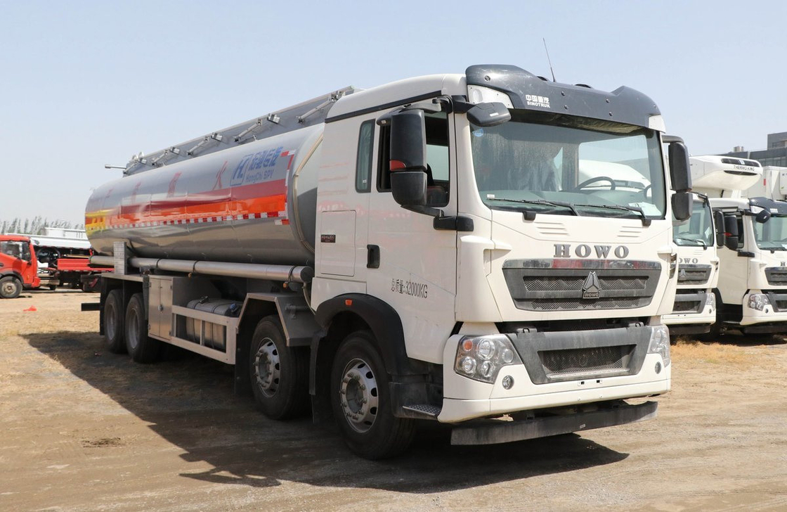 Container de óleo usado 30000 litros Howo T5G Camião-tanque de óleo 4 eixos Cabina com cama