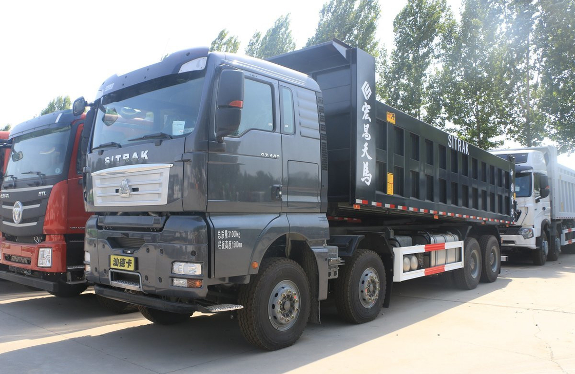 Caminhão Sino Power SITRAK G7H Cor preta Carregamento 30 toneladas Transporte rodoviário Primavera folha