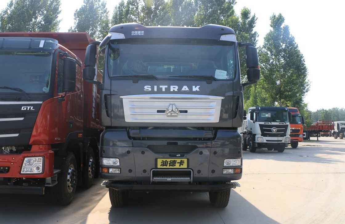 Caminhão Sino Power SITRAK G7H Cor preta Carregamento 30 toneladas Transporte rodoviário Primavera folha