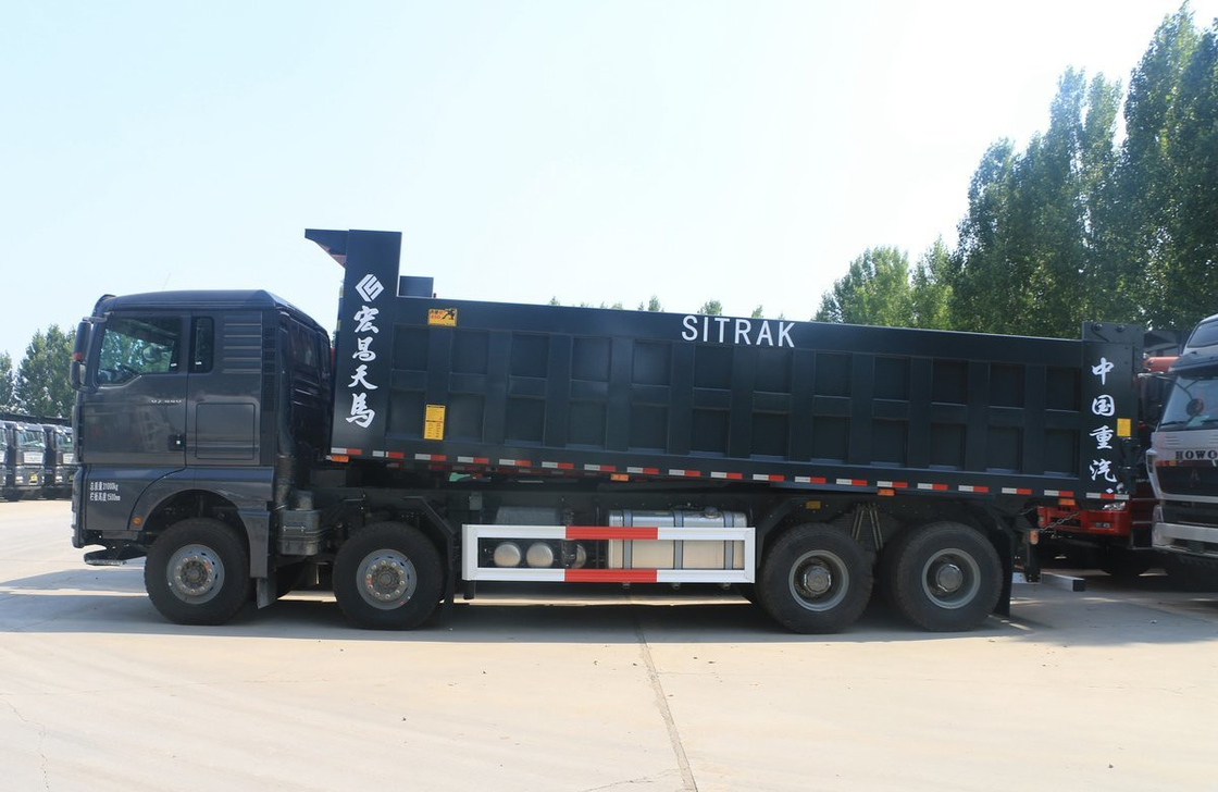 Caminhão Sino Power SITRAK G7H Cor preta Carregamento 30 toneladas Transporte rodoviário Primavera folha