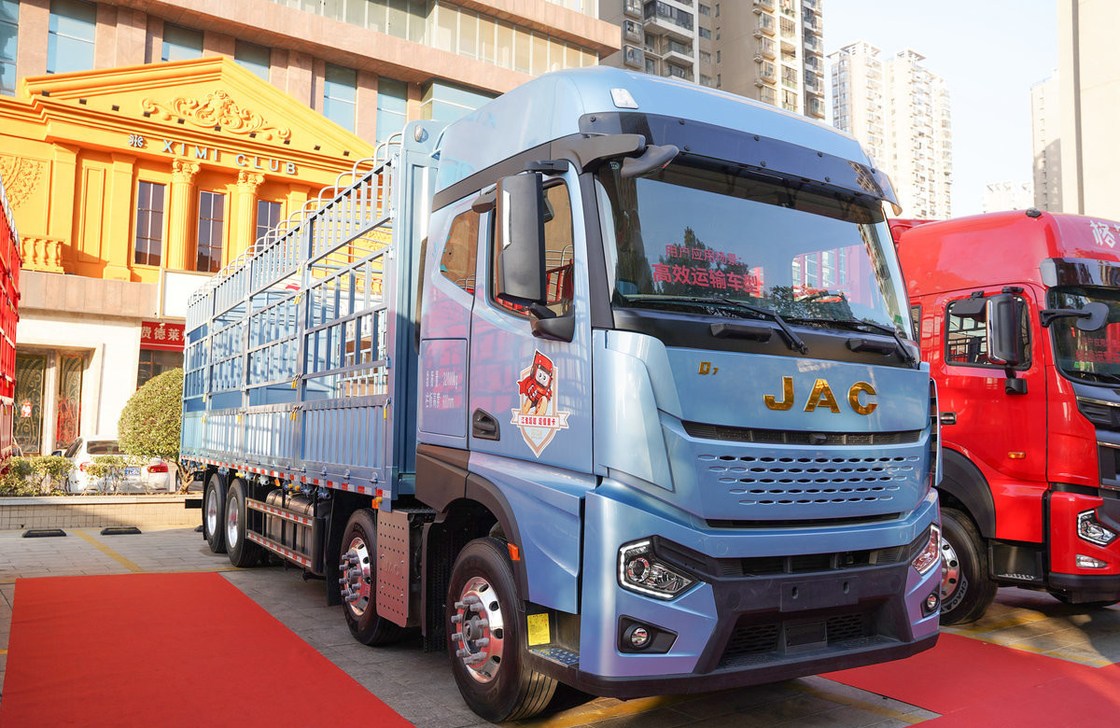 Caminhão de carga usado 8*4 JAC caixa de vedação 560hp Cummins motor ZF caixa de engrenagens cabine de telhado alto