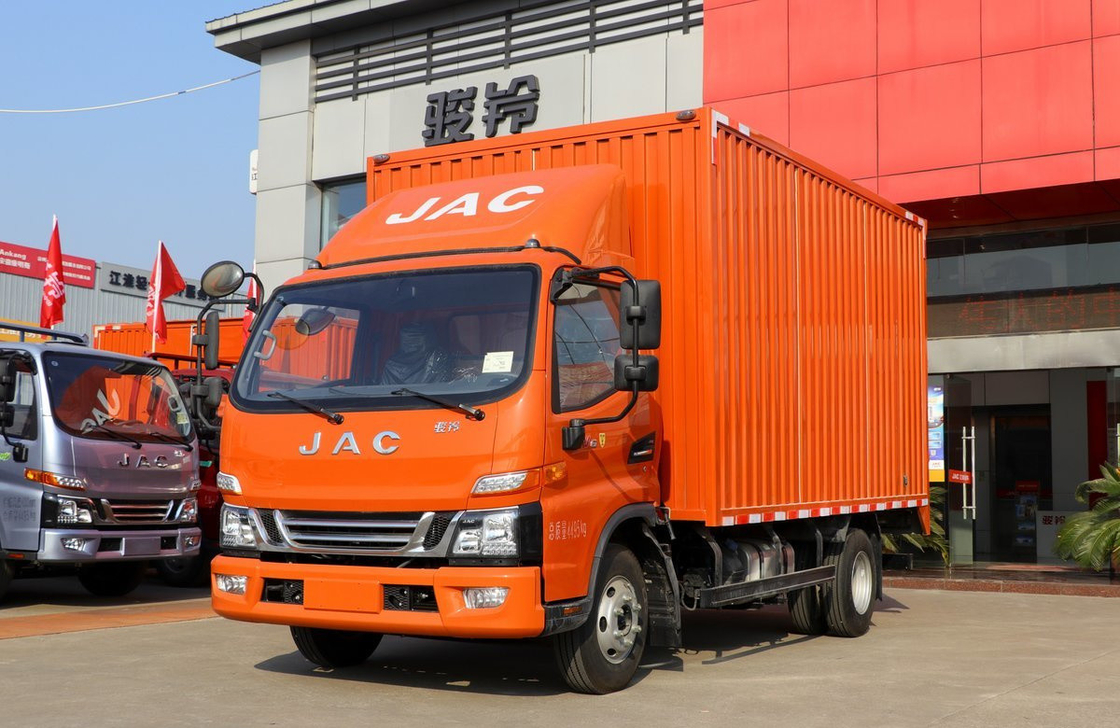 Caminhão leve usado carregando 8 toneladas JAC V6 manual de eixo único 300L Capacidade de petroleiro