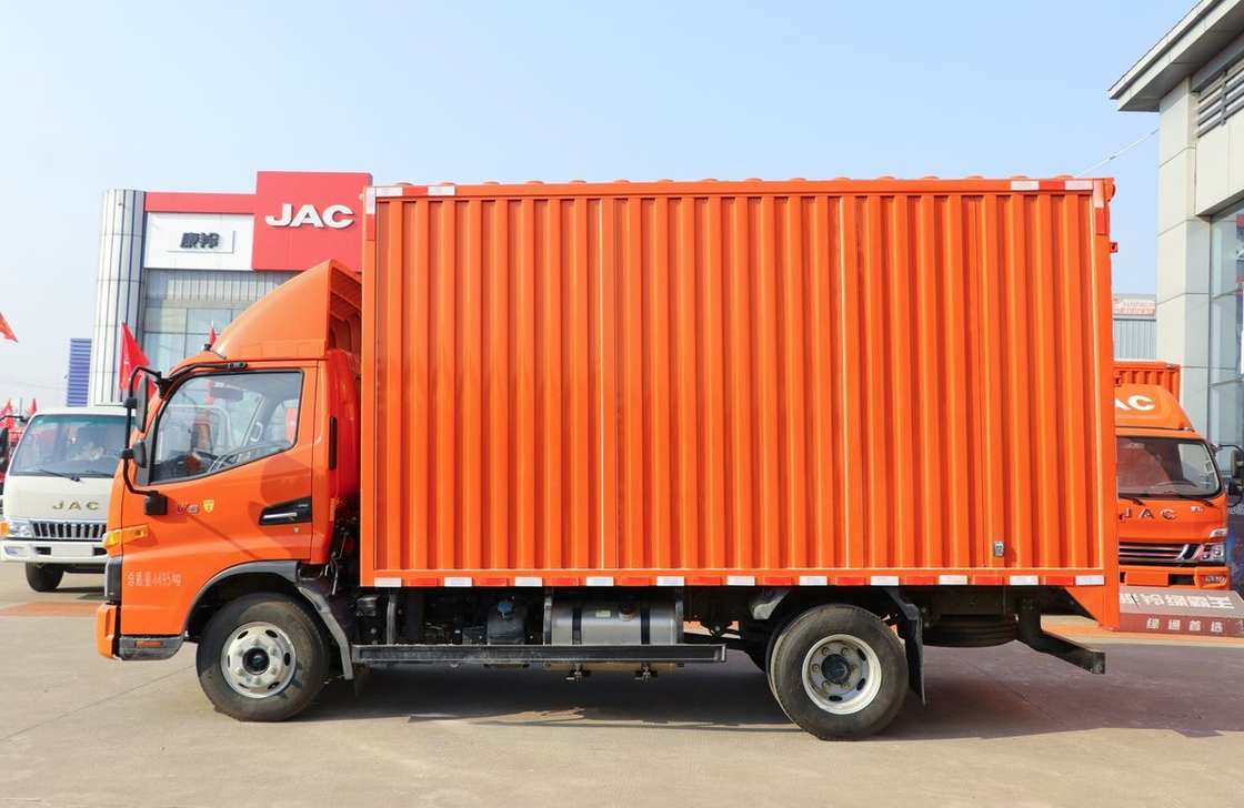Caminhão leve usado carregando 8 toneladas JAC V6 manual de eixo único 300L Capacidade de petroleiro