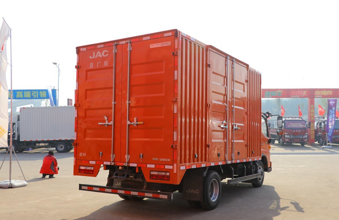 Caminhão leve usado carregando 8 toneladas JAC V6 manual de eixo único 300L Capacidade de petroleiro