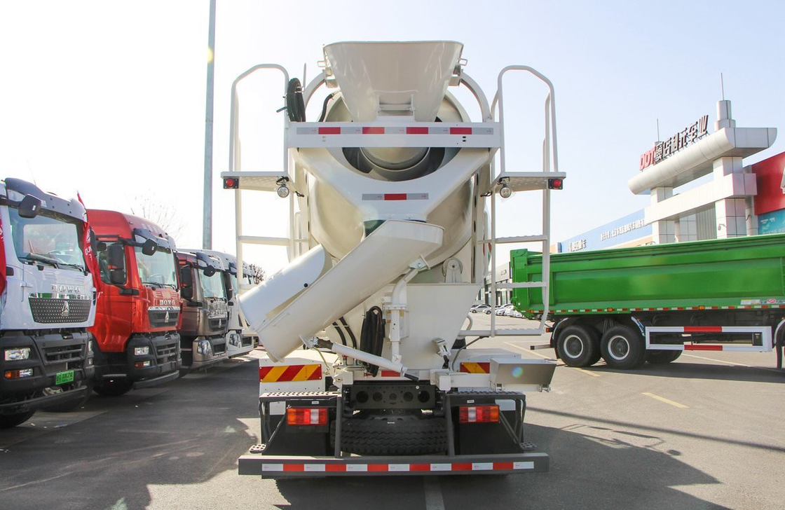 Mixer de mini caminhão de concreto HOWO 4 × 2 Weichai Motor 220hp 4 eixo único cúbico 6 pneus