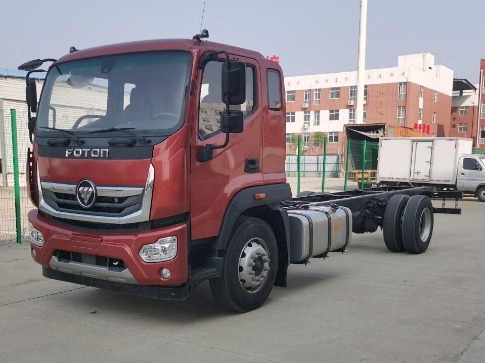 Chassi de caminhão de carga de 10 toneladas 4 * 2 Pneus traseiros duplos Euro 3 Motor Cummins 5150 Base de rodas
