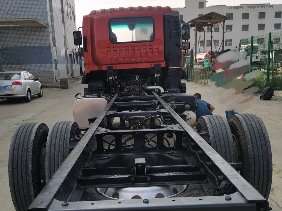 Chassi de caminhão de carga de 10 toneladas 4 * 2 Pneus traseiros duplos Euro 3 Motor Cummins 5150 Base de rodas