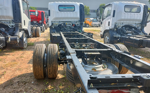 Caminhão de carga de fila única Isuzu 10 toneladas 4×2 Caminhão de caminhão 5,5 metros de comprimento Caixa Euro 4 Flat Cab