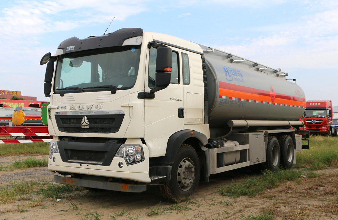 Sinotruck Howo 6*4 Drive Mode 10 Pneus Cisterna de óleo Caminhão 25 metros cúbicos 10 Long LHD