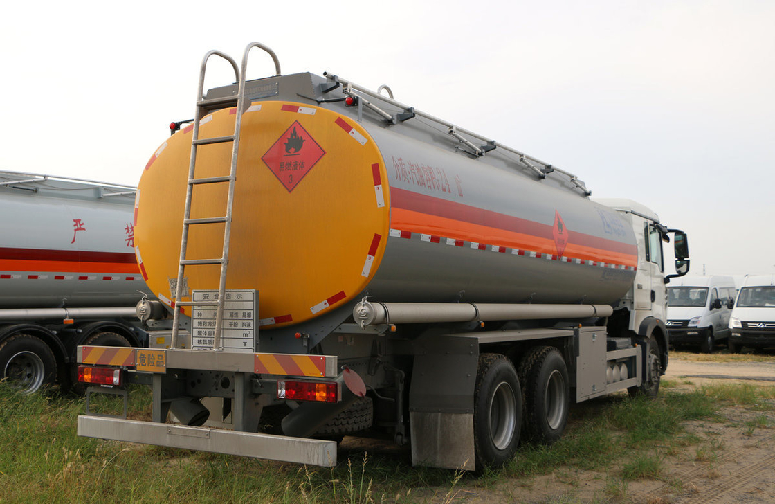 Sinotruck Howo 6*4 Drive Mode 10 Pneus Cisterna de óleo Caminhão 25 metros cúbicos 10 Long LHD