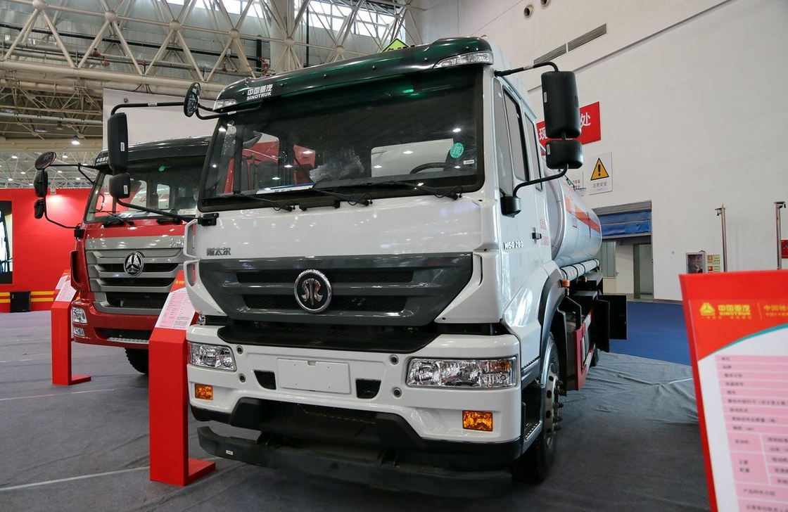 Caminhão-tanque de petróleo pesado Caminhão-tanque Sinotruck 20m3 Caminhão-tanque Liga de alumínio MAN Eixo dianteiro Cabina plana