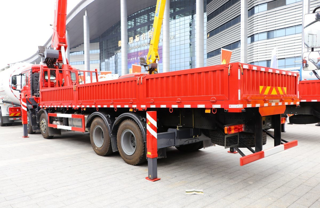 8x4 caminhão guindaste montado marca chinesa Howo 350hp Weichai motor XCMG braço Forte potência