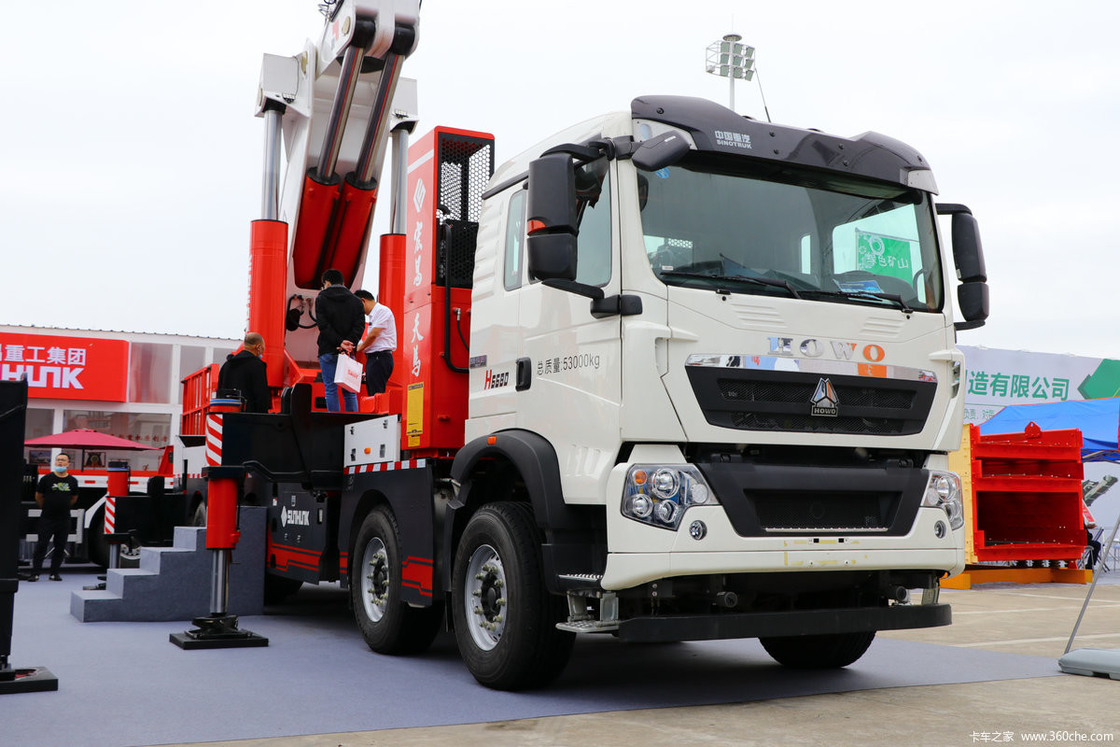 Granes montados em caminhões de 100 toneladas Howo 10*4 Chassis 440hp Granes de braço de joelho 135 toneladas de elevação