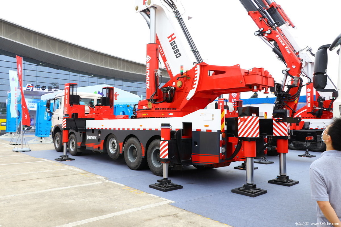 Granes montados em caminhões de 100 toneladas Howo 10*4 Chassis 440hp Granes de braço de joelho 135 toneladas de elevação