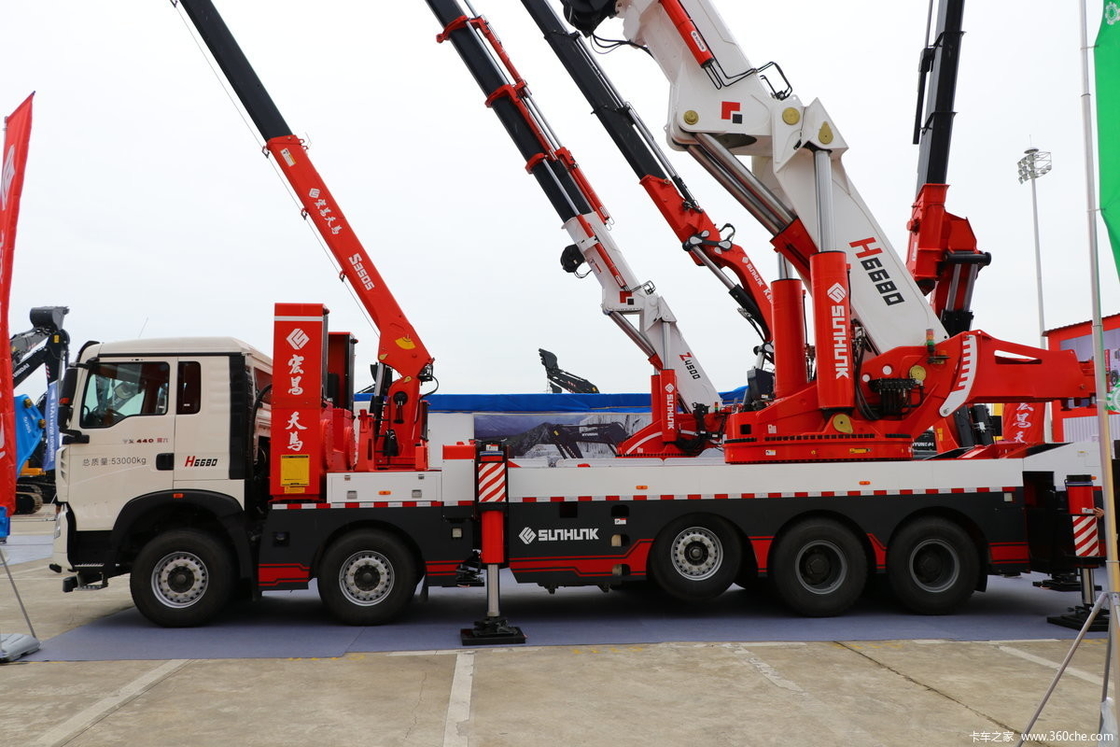 Granes montados em caminhões de 100 toneladas Howo 10*4 Chassis 440hp Granes de braço de joelho 135 toneladas de elevação