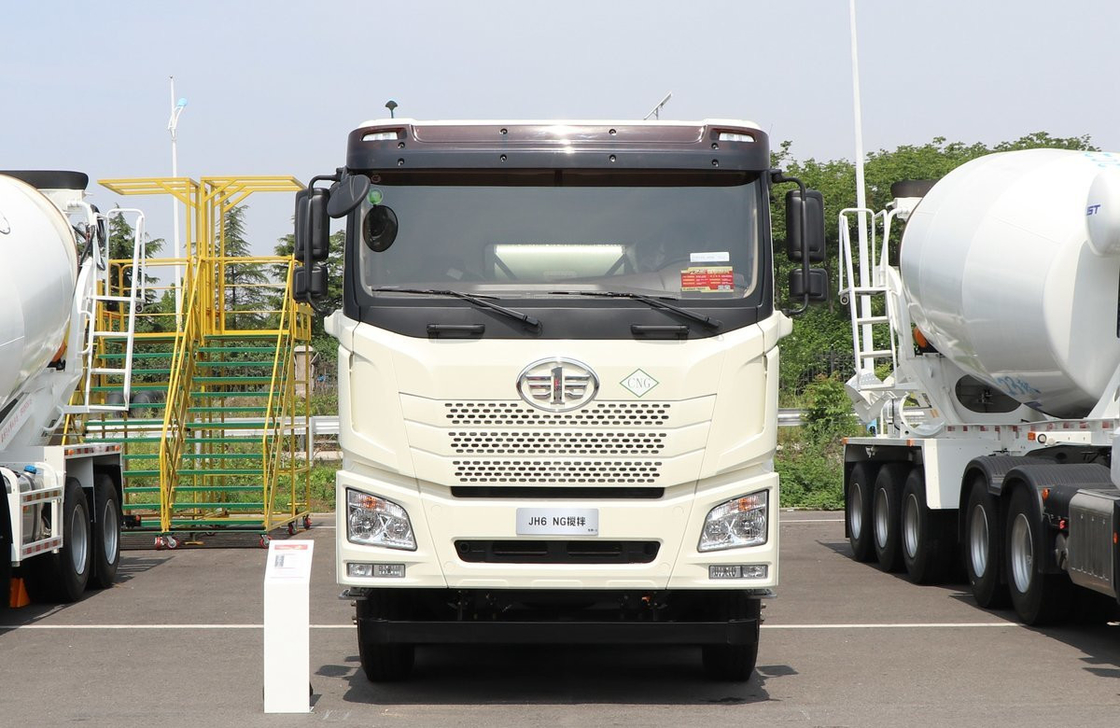Caminhão de mistura de concreto de 10m3 Jiefang 8×4 Mixer Motor de GNC 410hp Seis cilindros Cabina plana