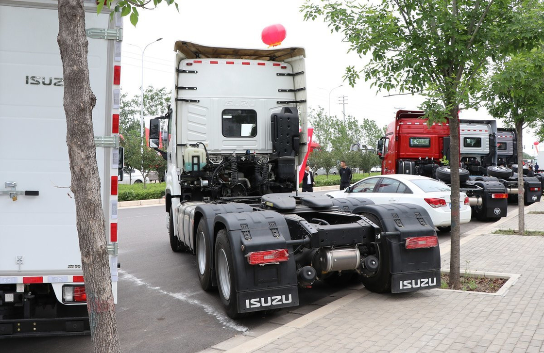 Tractor Truck Price Trade ZF Gearbox Automático 6×4 ISUZU Trailer Head 520hp Cabina de teto alto