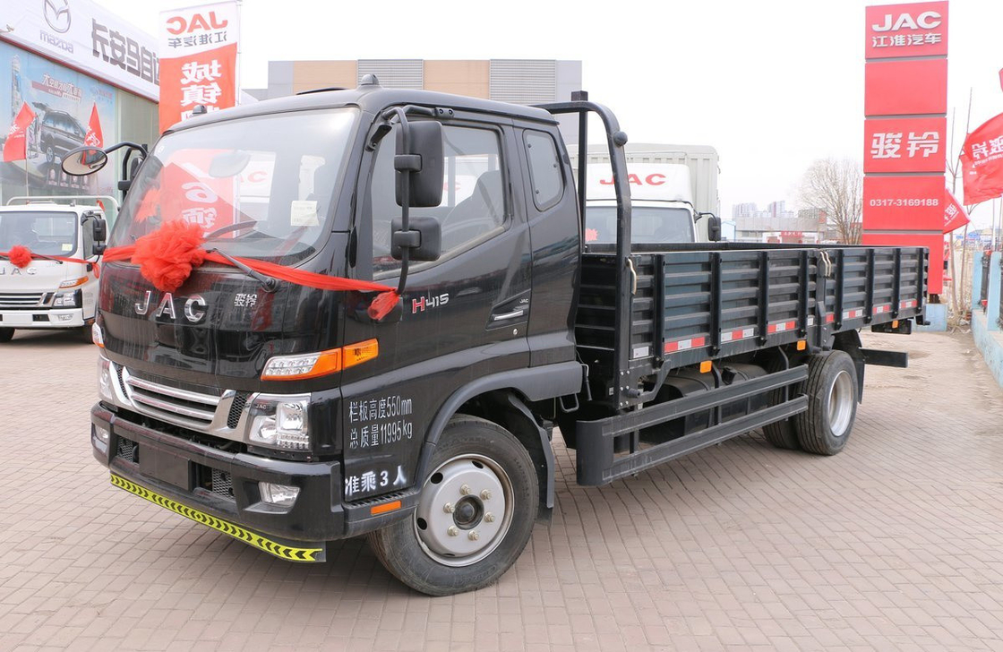 Novo caminhão de carga leve Cor preta 145hp Motor diesel Carregamento 8 toneladas Cabina única e meia