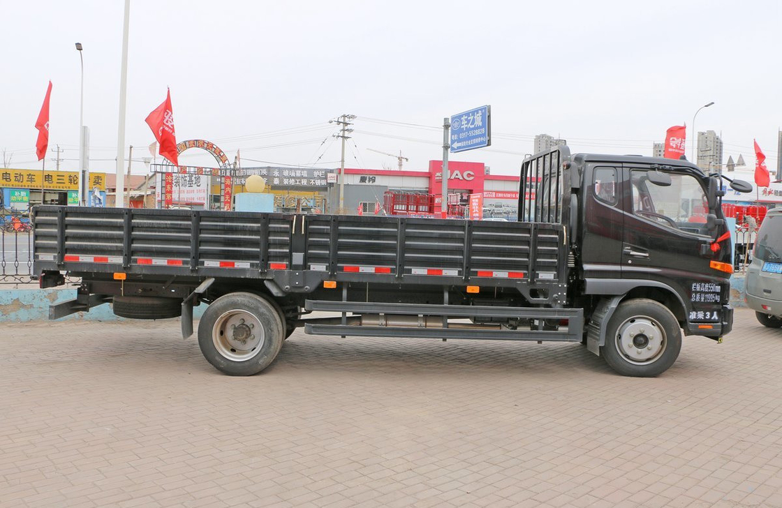 Novo caminhão de carga leve Cor preta 145hp Motor diesel Carregamento 8 toneladas Cabina única e meia