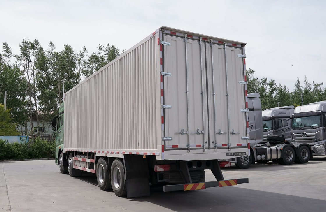 Caminhão de carga de 12 rodas 8 × 4 motor diesel 560hp FAW Caminhão de caminhão Van Box 20 toneladas Capacidade