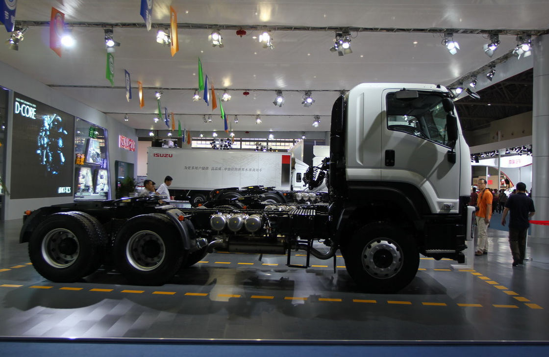 Caminhão Tractor Cabina de telhado plano ISUZU Cabeça de cavalo Trailer 6 * 4 modo de condução 350hp Euro 4 Emissão