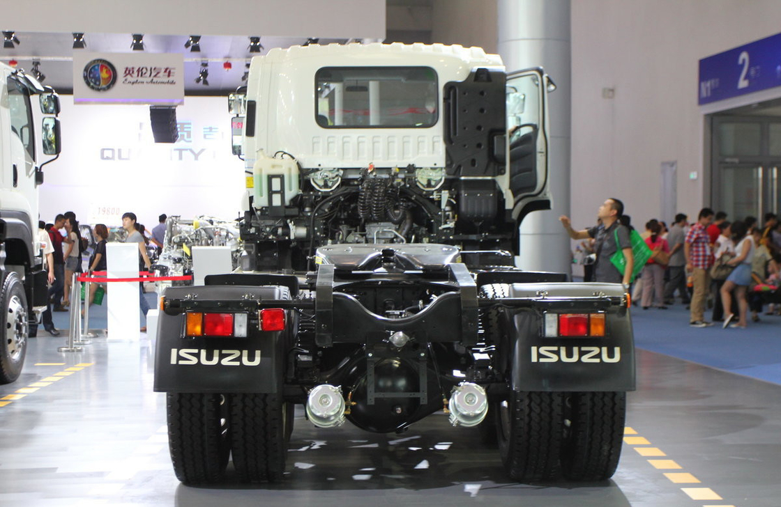 Caminhão Tractor Cabina de telhado plano ISUZU Cabeça de cavalo Trailer 6 * 4 modo de condução 350hp Euro 4 Emissão