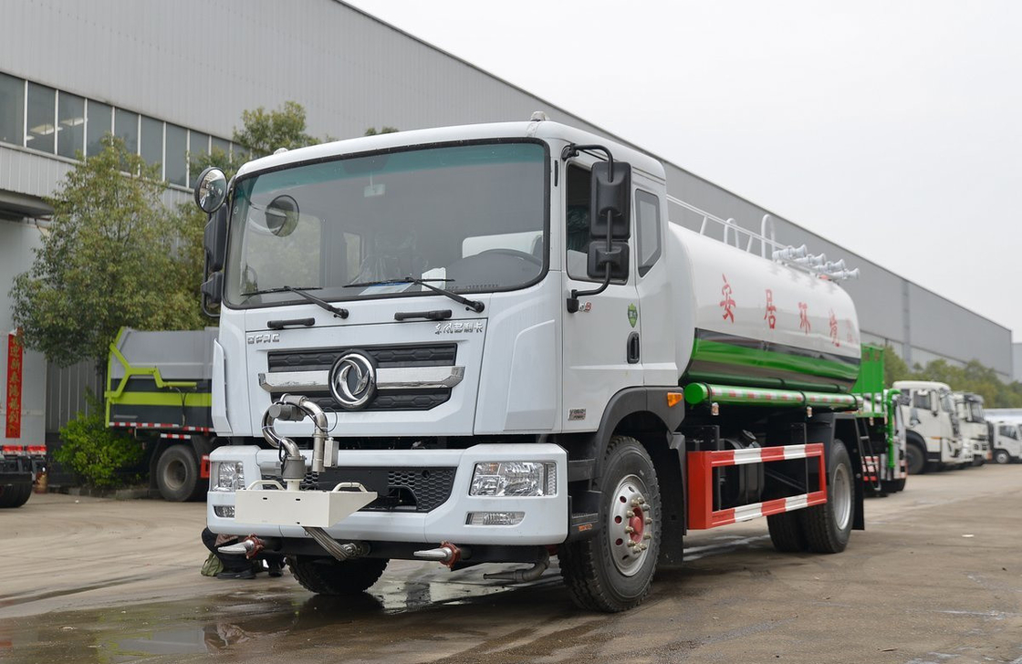 Caminhão de aspersão de rua Dongfeng 4 × 2 tanque de água com canhão atomizador 230hp Cummins motor