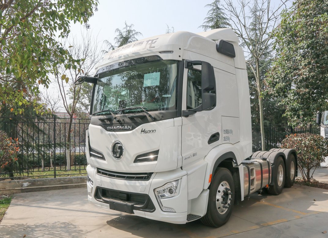 Cabeça de reboque Caminhão Branco Cor 6*4 Shacman H6000 Cummins 490hp Motor 10 Pneus Primavera Folha