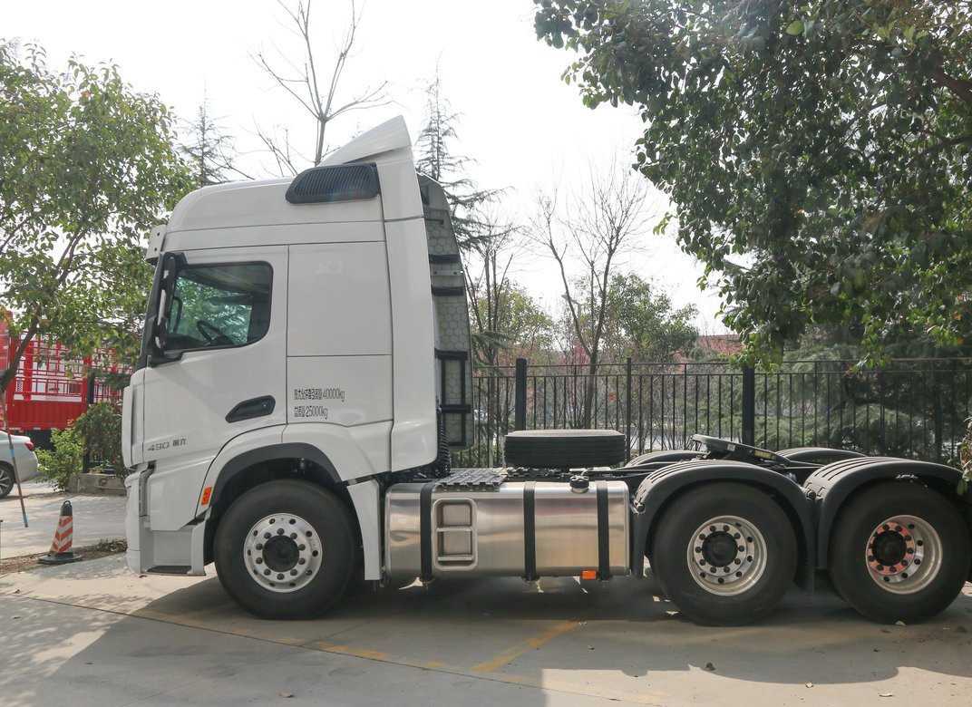 Cabeça de reboque Caminhão Branco Cor 6*4 Shacman H6000 Cummins 490hp Motor 10 Pneus Primavera Folha