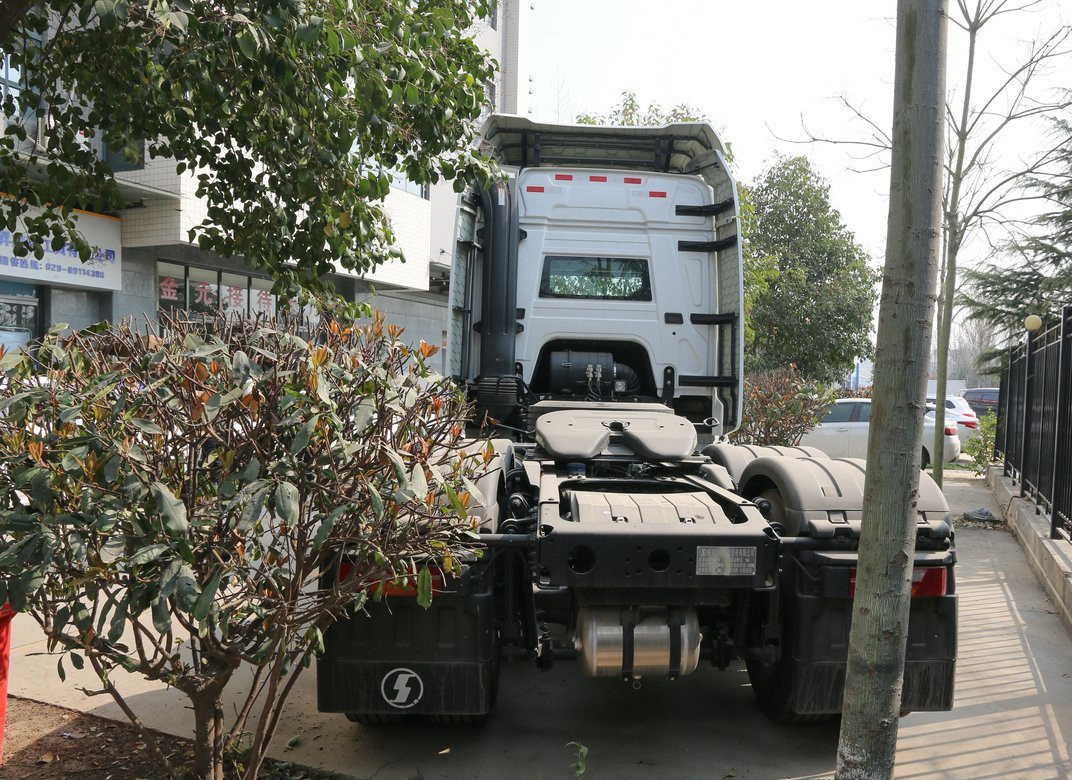 Cabeça de reboque Caminhão Branco Cor 6*4 Shacman H6000 Cummins 490hp Motor 10 Pneus Primavera Folha