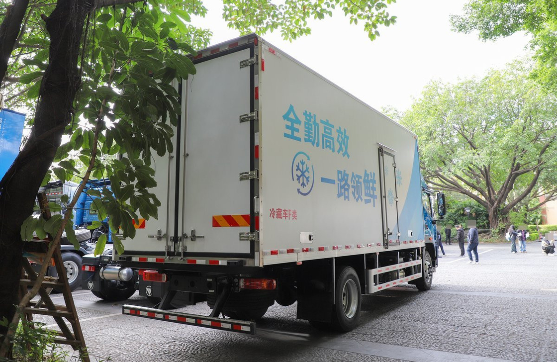 Caixa frigorífica de tamanho médio Foton Brand New Loading 10 toneladas Yuchai Motor 300hp LHD