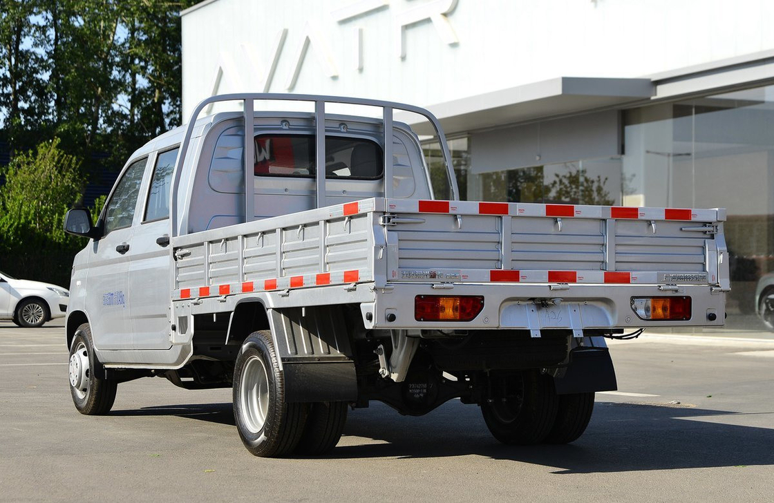 Box Truck Cargo Wuling Light Truck Double Cabin 3350mm Base de rodas 4*2 Drive Mode 6 pneu
