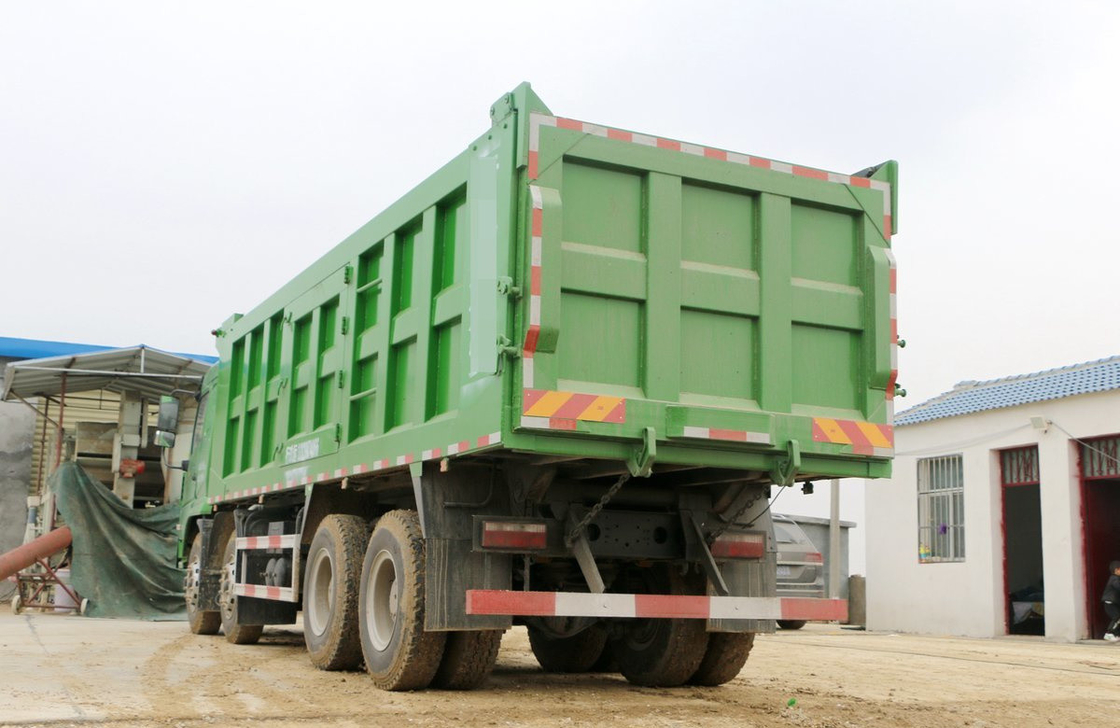 Shacman Usados caminhões de remoção X6 Carga pesada 8 * 4 Dumper 300hp Carga útil 30-50 toneladas LHD / RHD