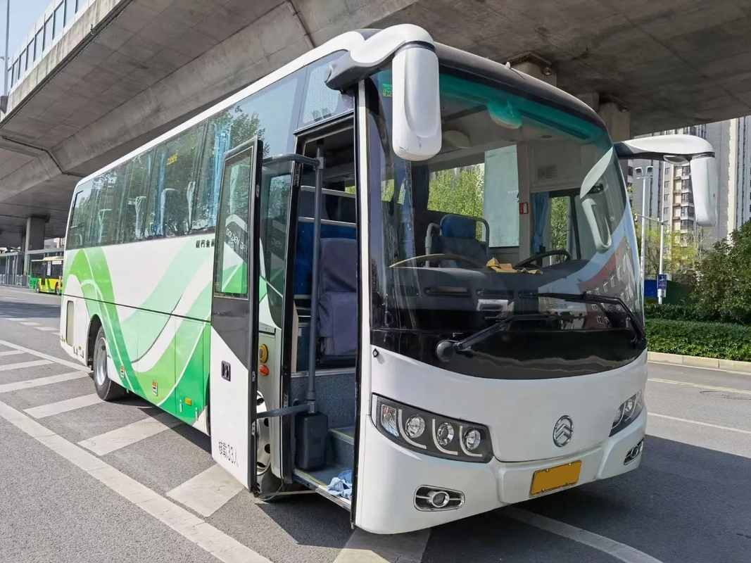 XML6857 33 lugares motor diesel branco de porta única e autocarro de segunda mão com ar condicionado