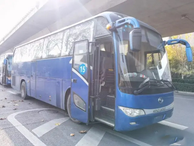 Direção esquerda Espaço grande para bagagem 45 lugares Grande KingLongo ônibus de passageiros usado