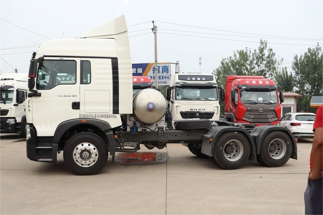 HOWO Caminhão pesado de fila única Semi TX 440HP 6X4 12gears Tractor de GNL de tração dupla Nacional VI