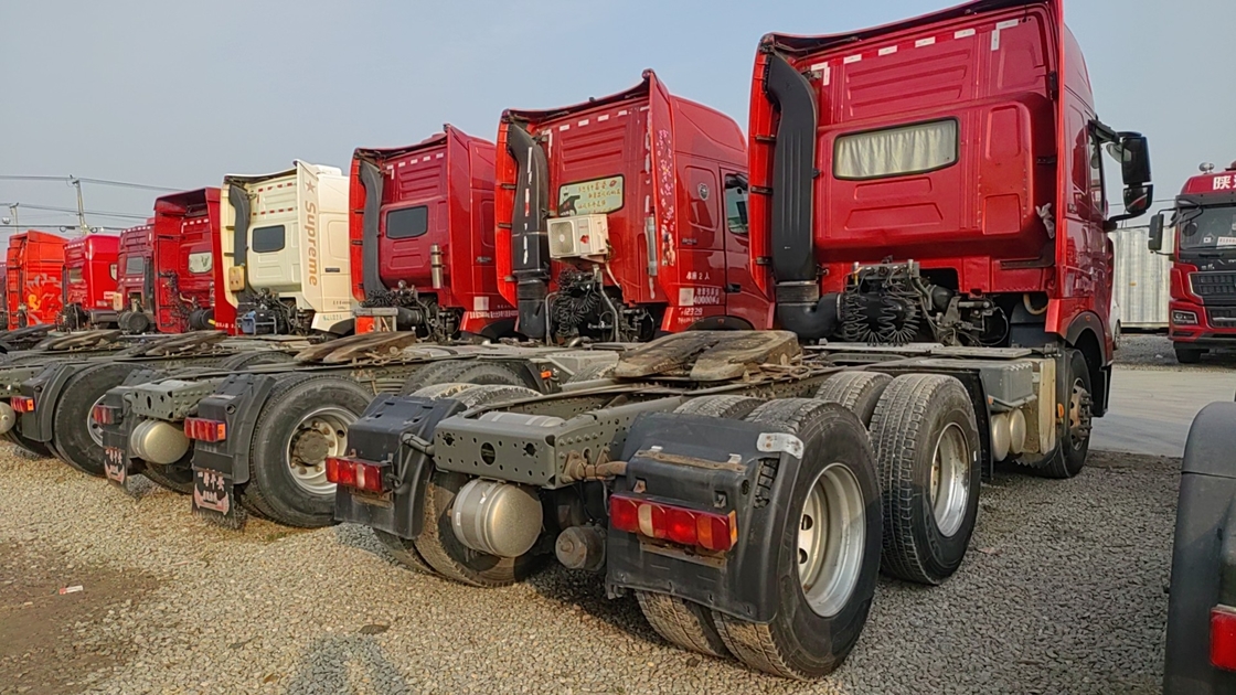 Cabeça de caminhão tractor Sino Cor Vermelha 6×4 modo de direção Folha Primavera Uma fileira Com LHD de cama
