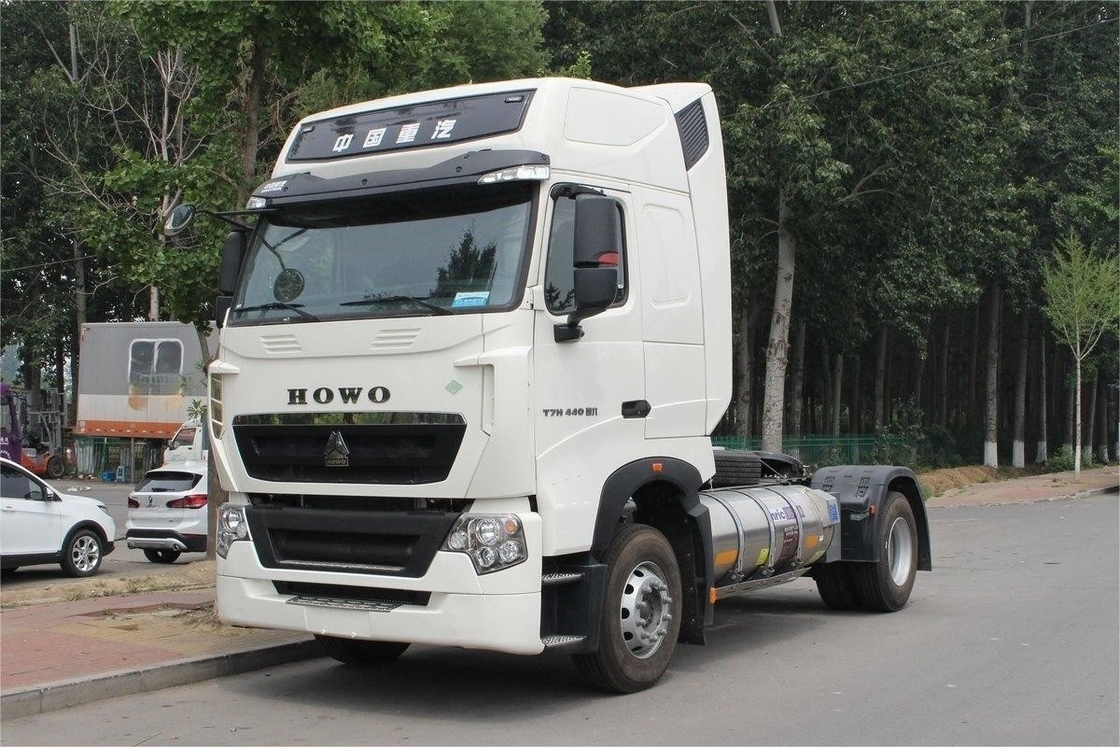 Meia fila de assentos HOWO T7H caminhão pesado de telhado alto defletor painel de vento lateral 440 HP 4X2 trator de GNL