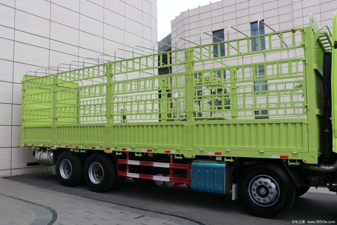 Caminhão de vedação pesada Jiefang Corpo verde teto alto 460HP 8X4 9,4m Caminhão a diesel de 12 velocidades