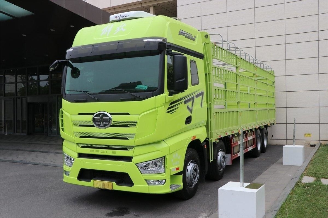 Caminhão de vedação pesada Jiefang Corpo verde teto alto 460HP 8X4 9,4m Caminhão a diesel de 12 velocidades